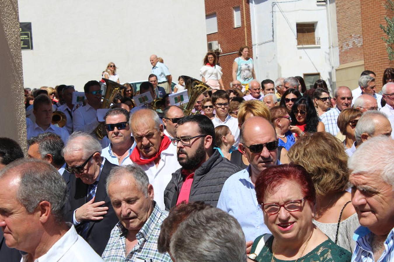 Pradejón vive con devoción sus fiestas y ayer sacó en procesión la imagen de San Antonio por las calles de la localidad. El Ayuntamiento impuso el pañuelo de fiestas al medio centenar de pradejoneros nacidos a lo largo del año