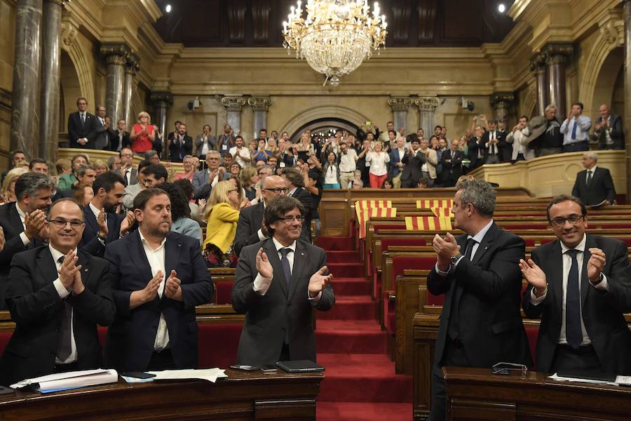 El Parlamento de Cataluña aprobó este miércoles una ley para convocar para el 1 de octubre un referéndum de secesión de España, que el Gobierno central considera inconstitucional y que buscará impedir con todo su arsenal jurídico.