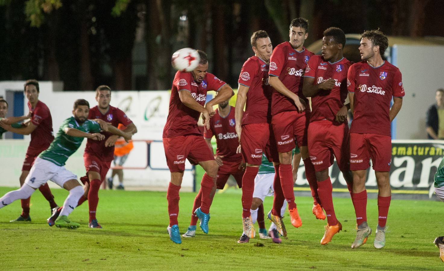 Los rojillos superaron en la prórroga por dos goles a cero al Leioa después de un extaordinario partido.