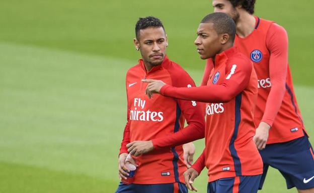 Mbappé, junto a Neymar. 