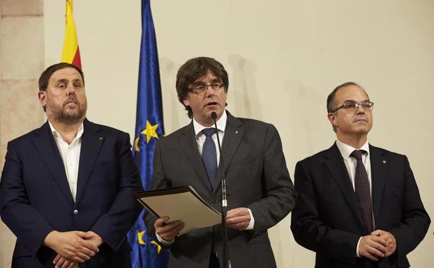 El presidente de la Generalitat, Carles Puigdemont (c).