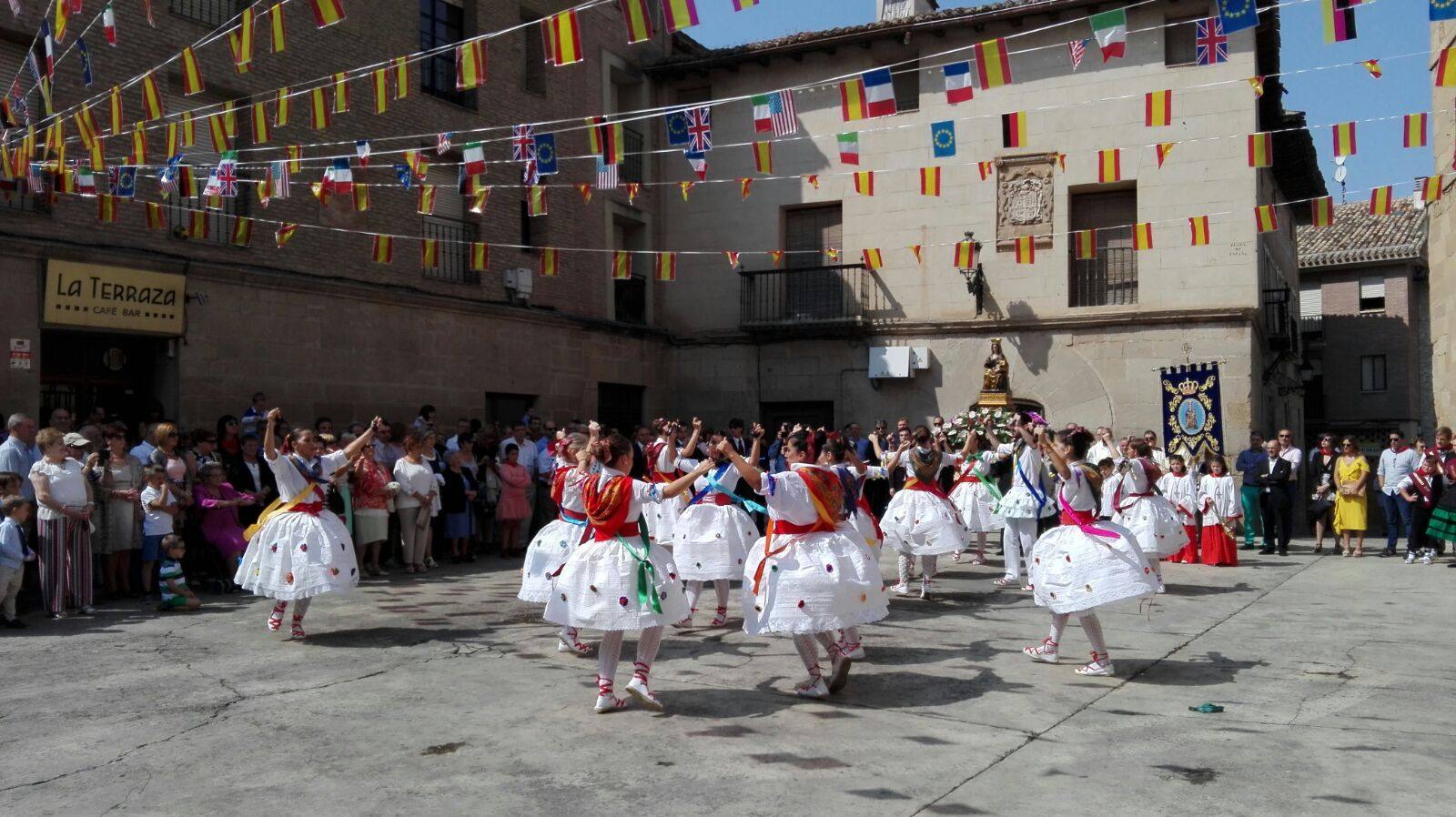 Este viernes ha tenido lugar la procesión, acompañada por el grupo de danzas, en el día grande de las fiestas de la Antigua en Alberite