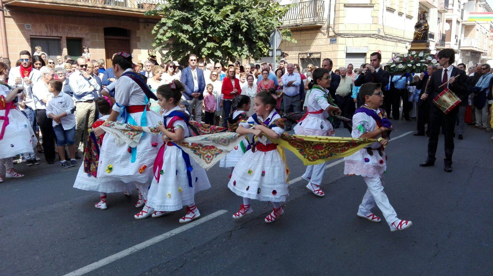 Este viernes ha tenido lugar la procesión, acompañada por el grupo de danzas, en el día grande de las fiestas de la Antigua en Alberite