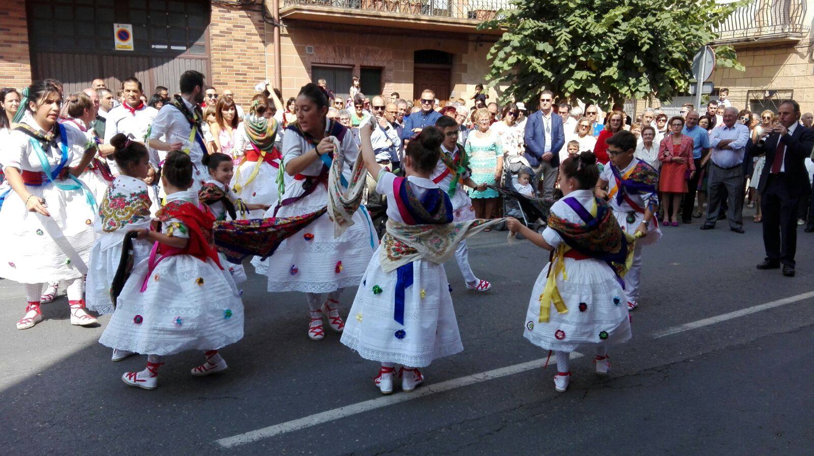 Este viernes ha tenido lugar la procesión, acompañada por el grupo de danzas, en el día grande de las fiestas de la Antigua en Alberite