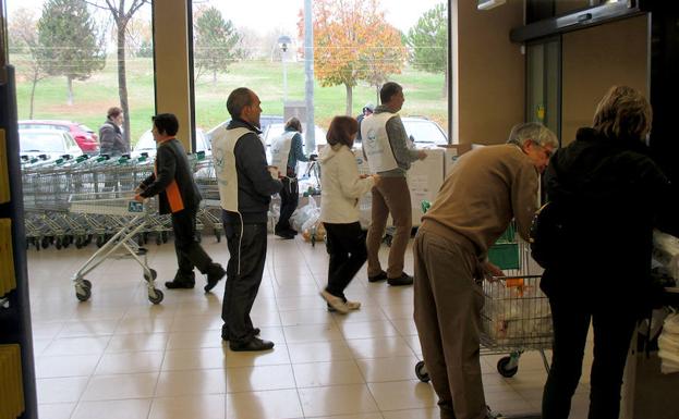 Voluntarios del Banco de Alimentos en uno de los supermercados que Mercadona tiene en Logroño.