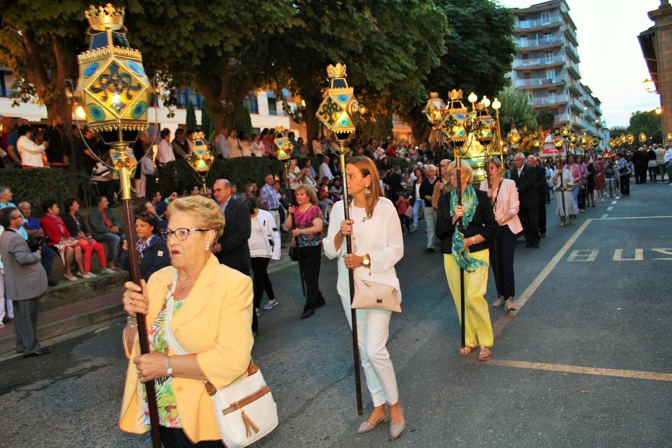La procesión nocturna volvió a ser el acto más multitudinario y solemne de la fiestas en Haro.