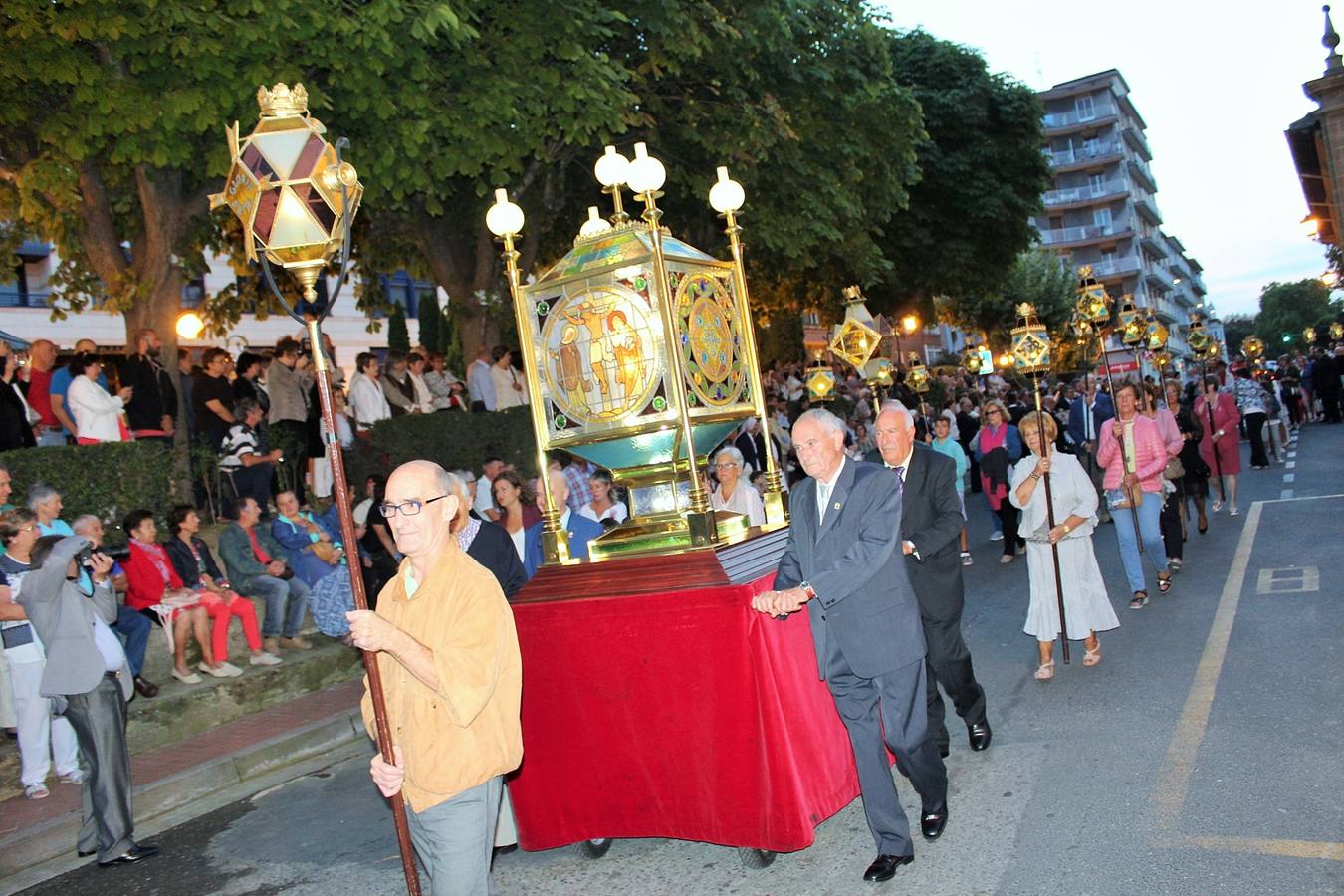 La procesión nocturna volvió a ser el acto más multitudinario y solemne de la fiestas en Haro.