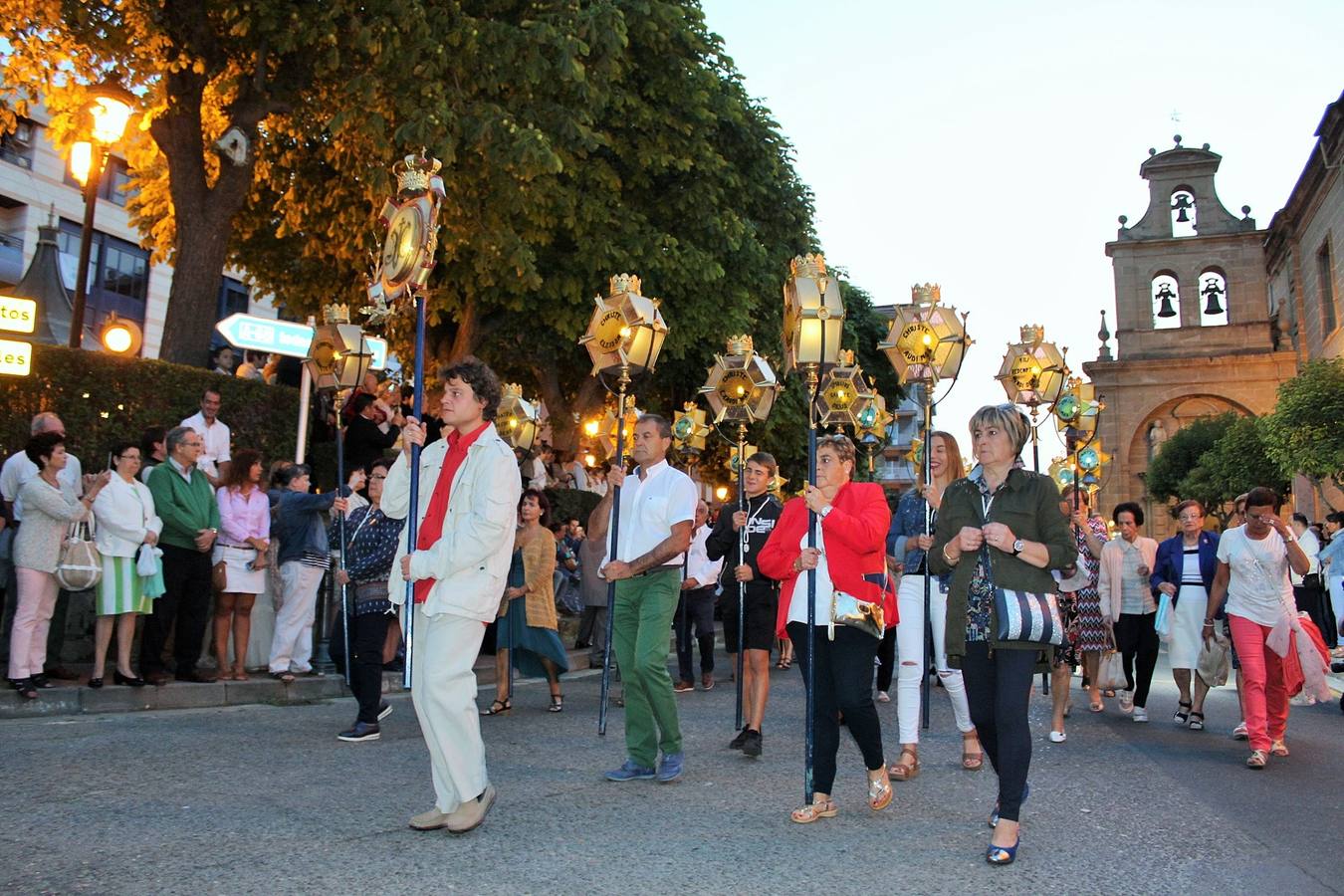 La procesión nocturna volvió a ser el acto más multitudinario y solemne de la fiestas en Haro.