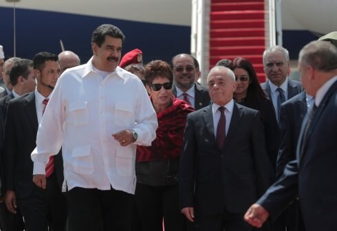 Nicolás Maduro, recibido en Argelia por el presidente del Parlamento de ese país. :: REUTERS