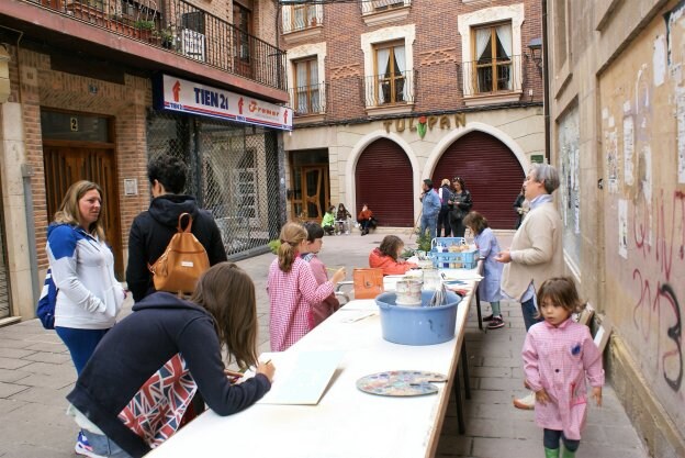 Los más pequeños no dejaron pasar la oportunidad de participar en el concurso de pintura. :: 