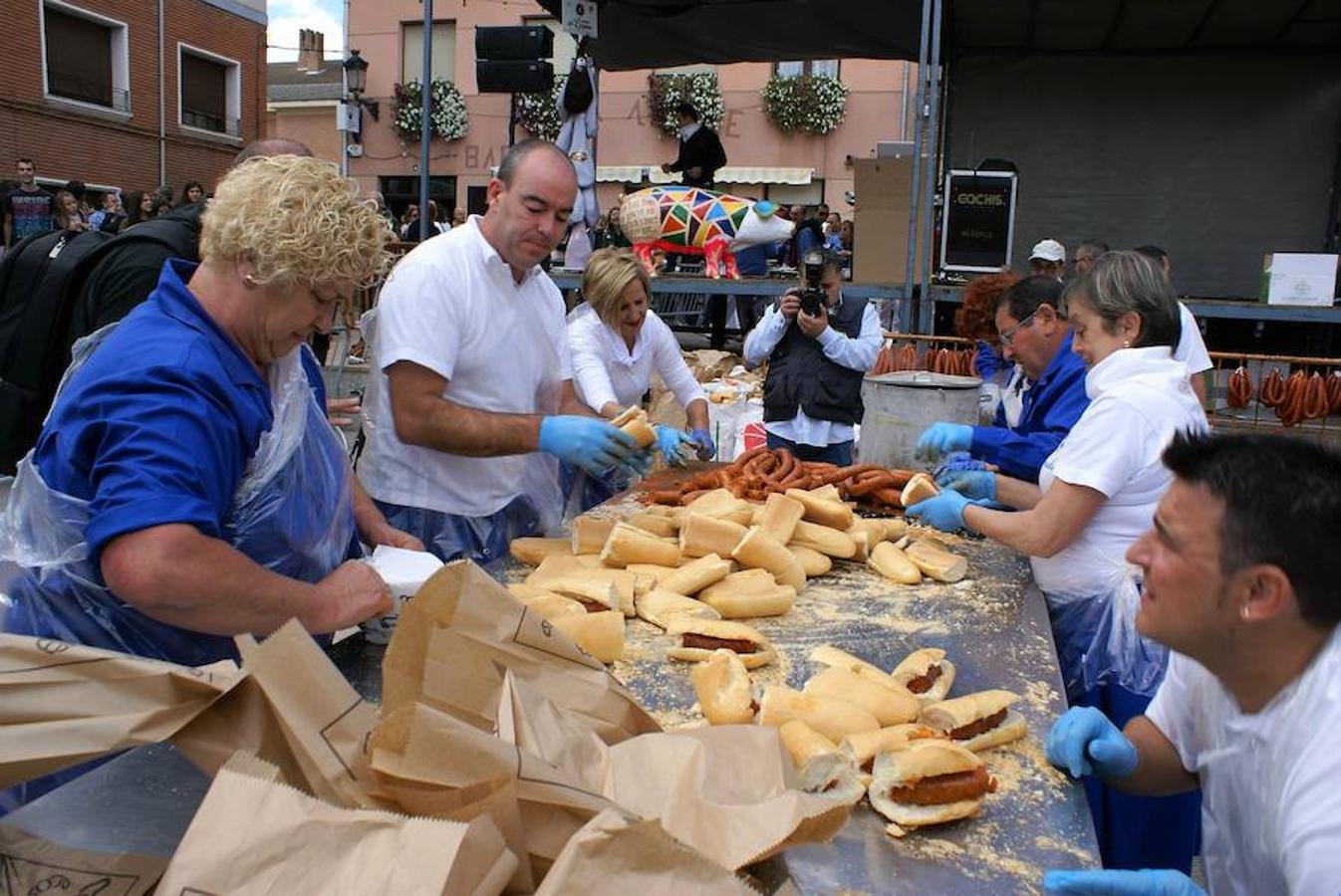 La peña Virgen de los Parrales de Baños de Río Tobía repartió el domingo cerca de 14.000 bocadillos del embutido bañejo con motivo de la celebración de su XLIV festival de exaltación de la chacina bañeja