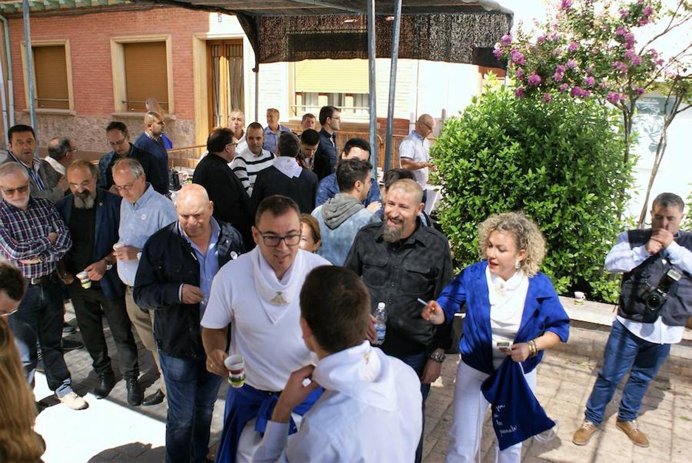 La peña Virgen de los Parrales de Baños de Río Tobía repartió el domingo cerca de 14.000 bocadillos del embutido bañejo con motivo de la celebración de su XLIV festival de exaltación de la chacina bañeja
