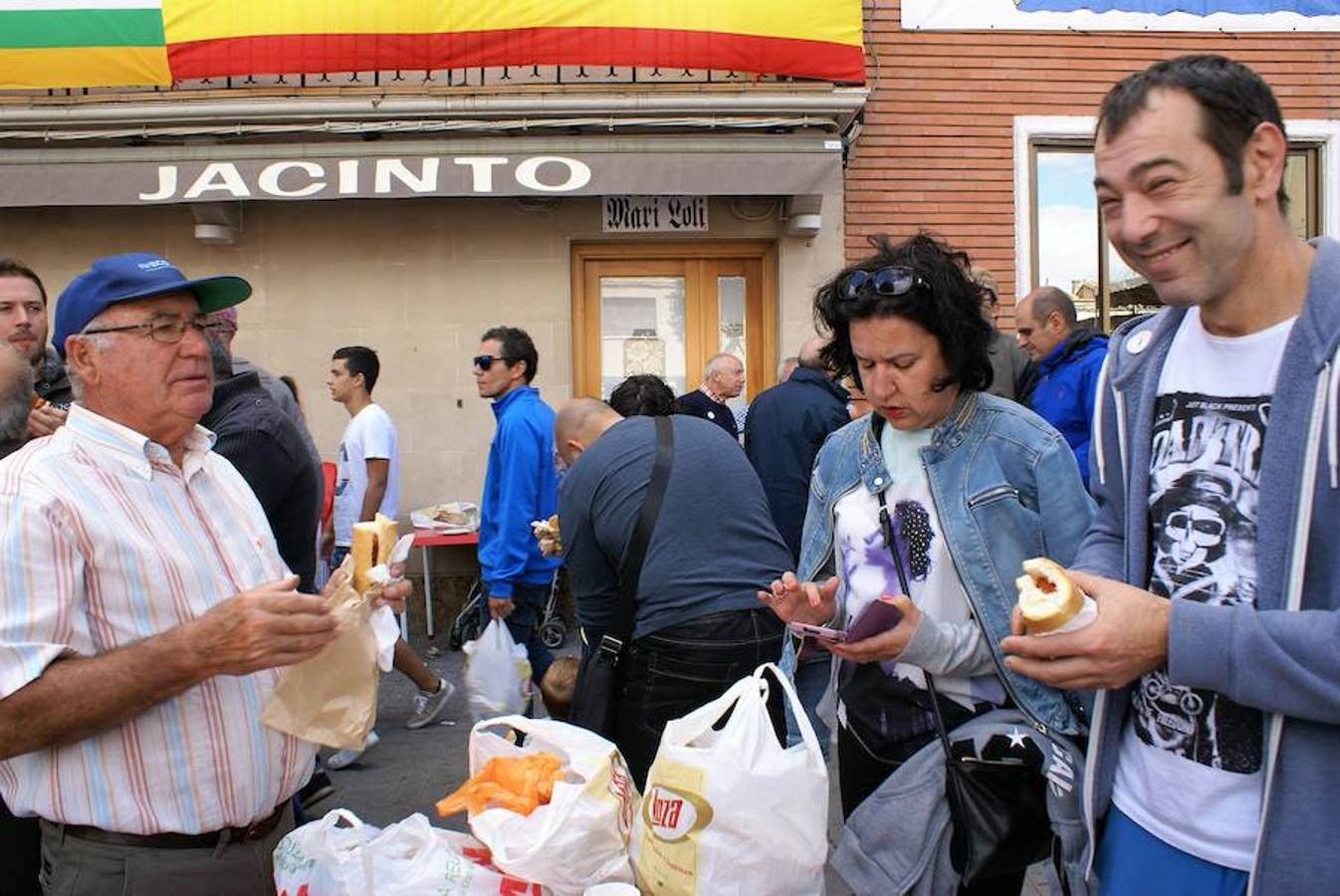 La peña Virgen de los Parrales de Baños de Río Tobía repartió el domingo cerca de 14.000 bocadillos del embutido bañejo con motivo de la celebración de su XLIV festival de exaltación de la chacina bañeja