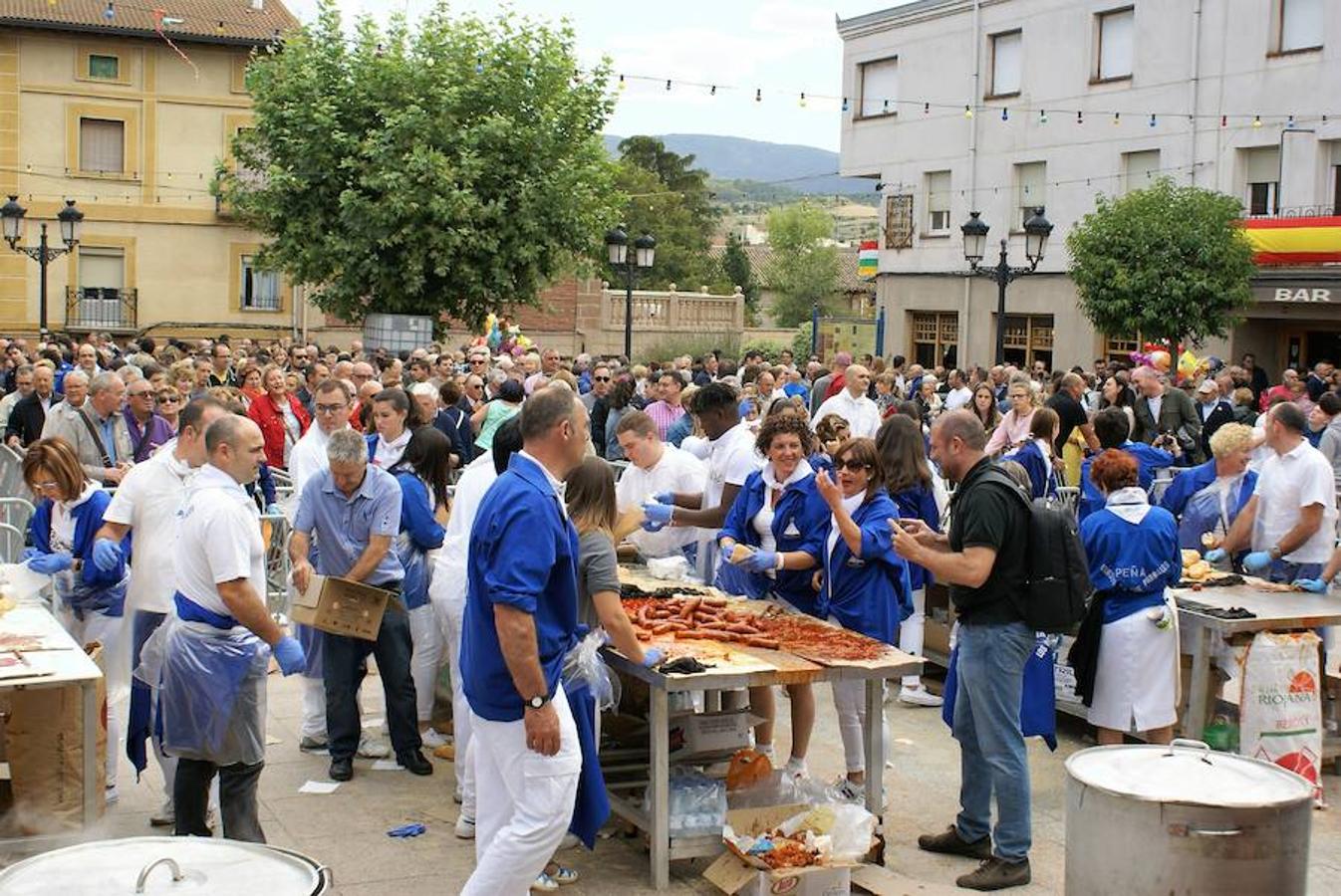 La peña Virgen de los Parrales de Baños de Río Tobía repartió el domingo cerca de 14.000 bocadillos del embutido bañejo con motivo de la celebración de su XLIV festival de exaltación de la chacina bañeja