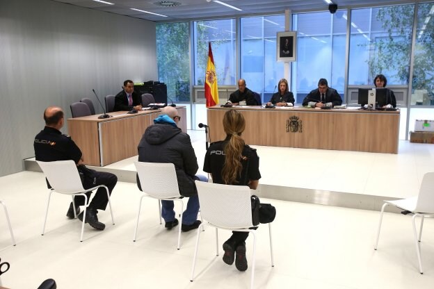 El acusado, custodiado por dos policías en la sala de la Audiencia Provincial. :: juan marín