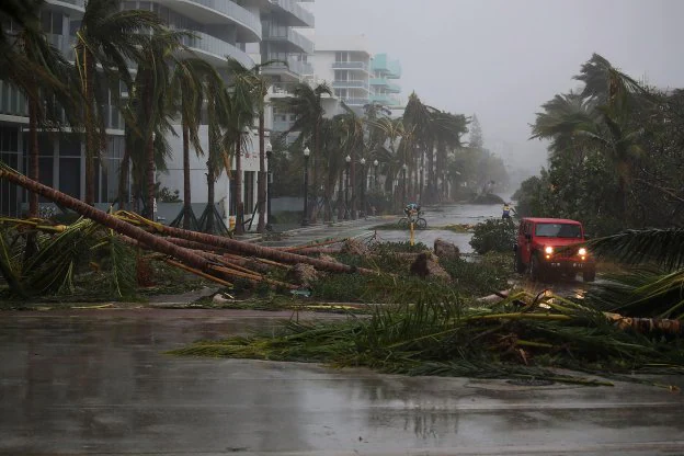 La habitualmente soleada Miami Beach mostraba ayer este desolador aspecto tras el paso del huracán. :: Joe Raedle / AFP
