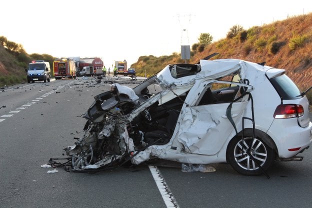 El coche en el que viajaba como único ocupante el joven fallecido ayer por la tarde en la N-232. :: m.f.