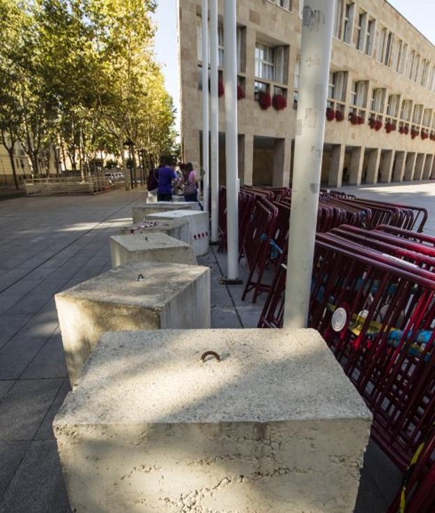 Los primeros bloques de hormigón para la prevención de posibles atentados terroristas. 