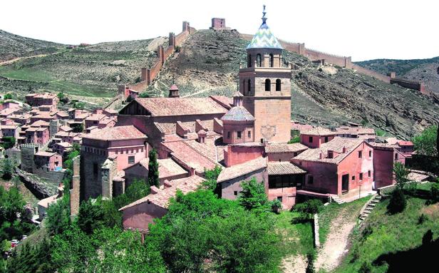 La catedral domina la silueta de Albarracín, cuya formidable muralla se aprecia al fondo. :: amaia gonzález