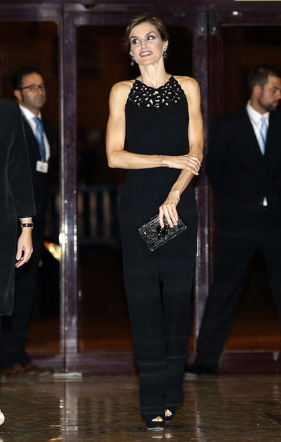 La reina Letizia, a su llegada al tradicional Concierto de los Premios Princesa de Asturias, en 2015.