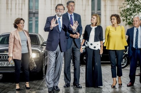 Rajoy, junto a Saénz de Santamaría, Cospedal y García Albiol, a su llegada ayer a Barcelona. :: q. garcía / efe
