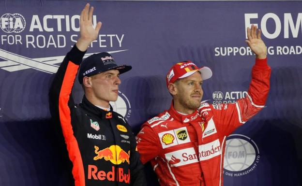 Sebastian Vettel (d) celebra su 'pole' junto a Max Verstappen. 