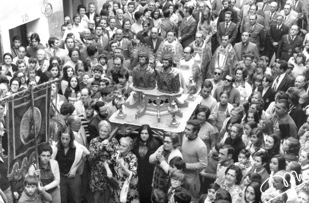 Procesión del Robo de los Santos en 1973. :: imagen cedida por josé amatriaín. 