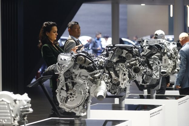 Varios expertos revisan uno de
los motores de BMW durante el
reciente Salón del Automóvil
de Fráncfort. :: K. P. / reuters
