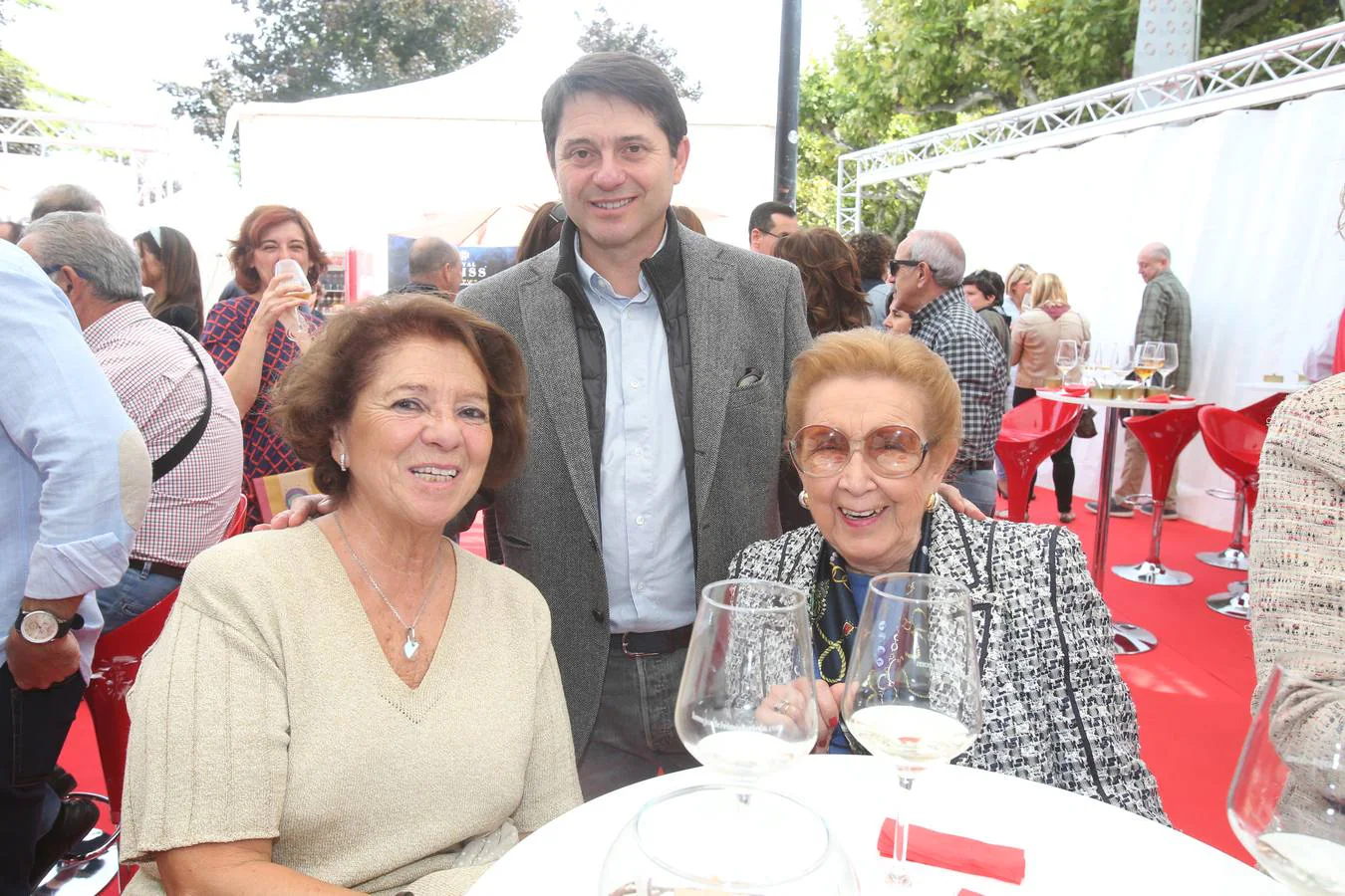 La tradicional carpa de Diario LA RIOJA en el Espolón ha abierto sus puertas en estas fiestas mateas con una gran afluencia de amigos 