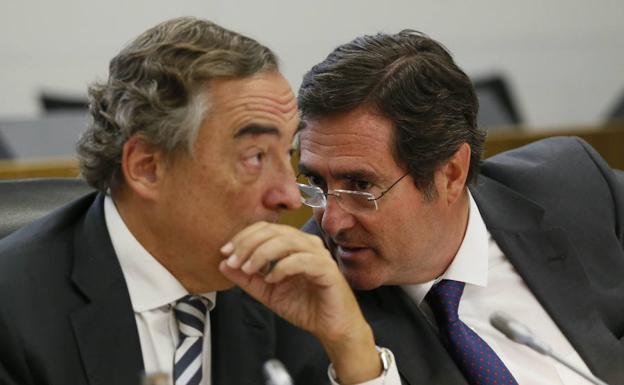 El presidente de CEOE, Juan Rosell, y el presidente de CEPYME, Antonio Garamendi.