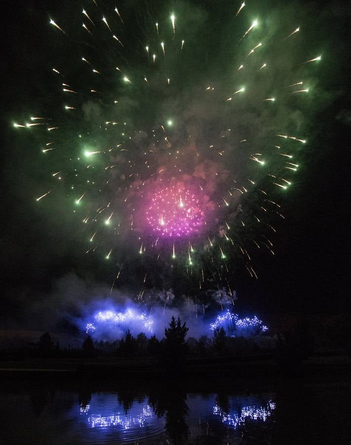 El cielo de Logroño se iluminó con los primeros fuegos artificiales de las fiestas