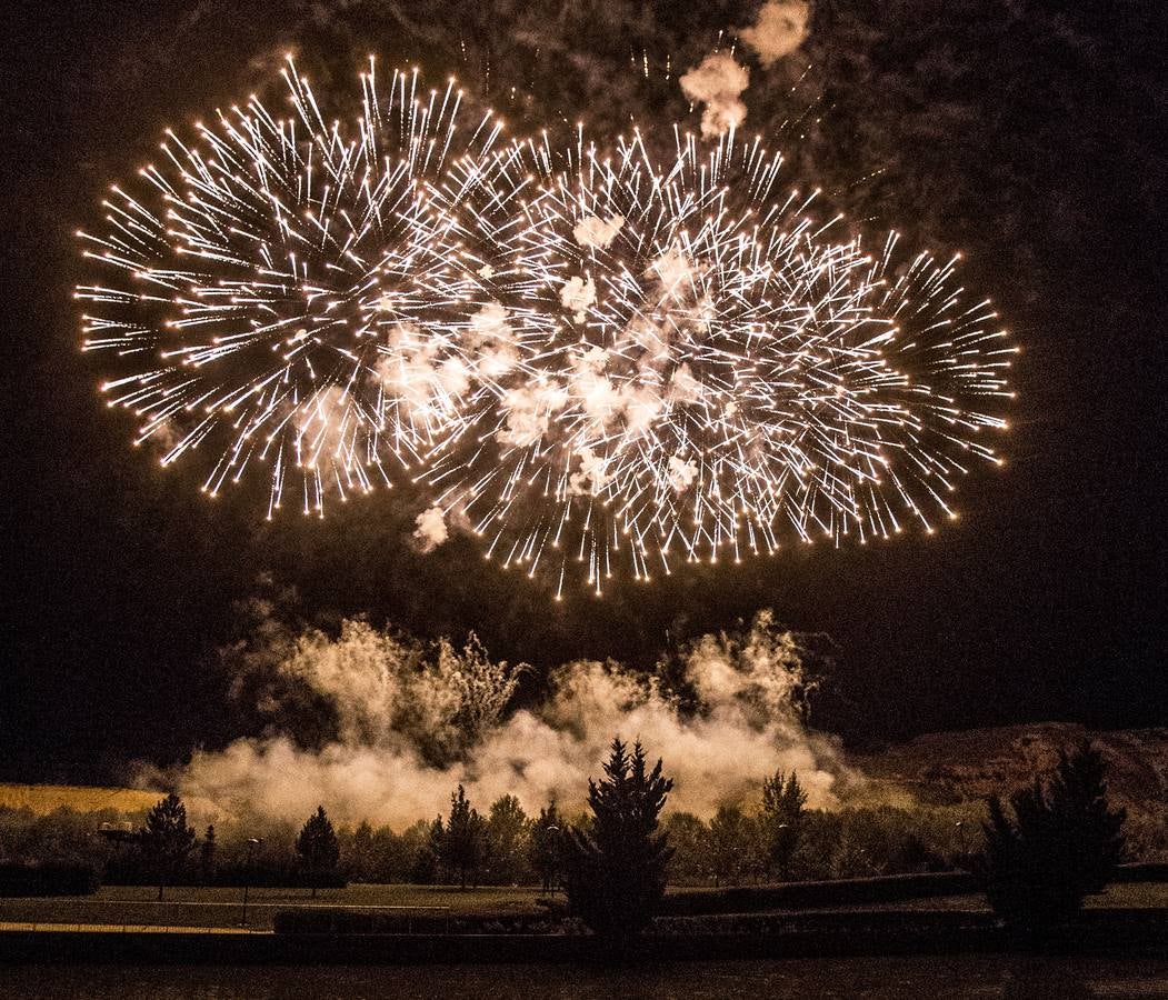 El cielo de Logroño se iluminó con los primeros fuegos artificiales de las fiestas