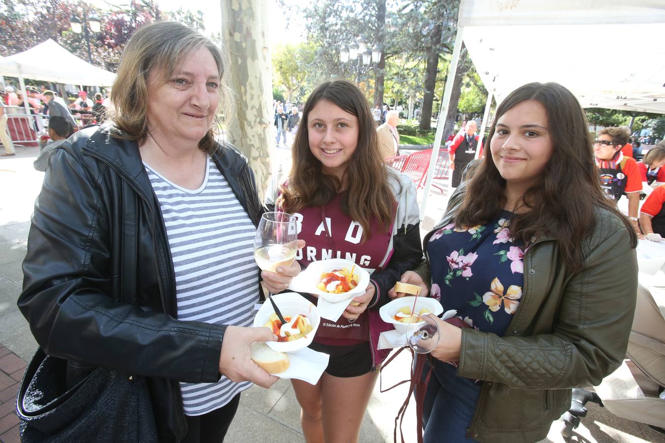 La federación de peñas de Logroño celebró en El Espolón la degustación de vinos y pinchos