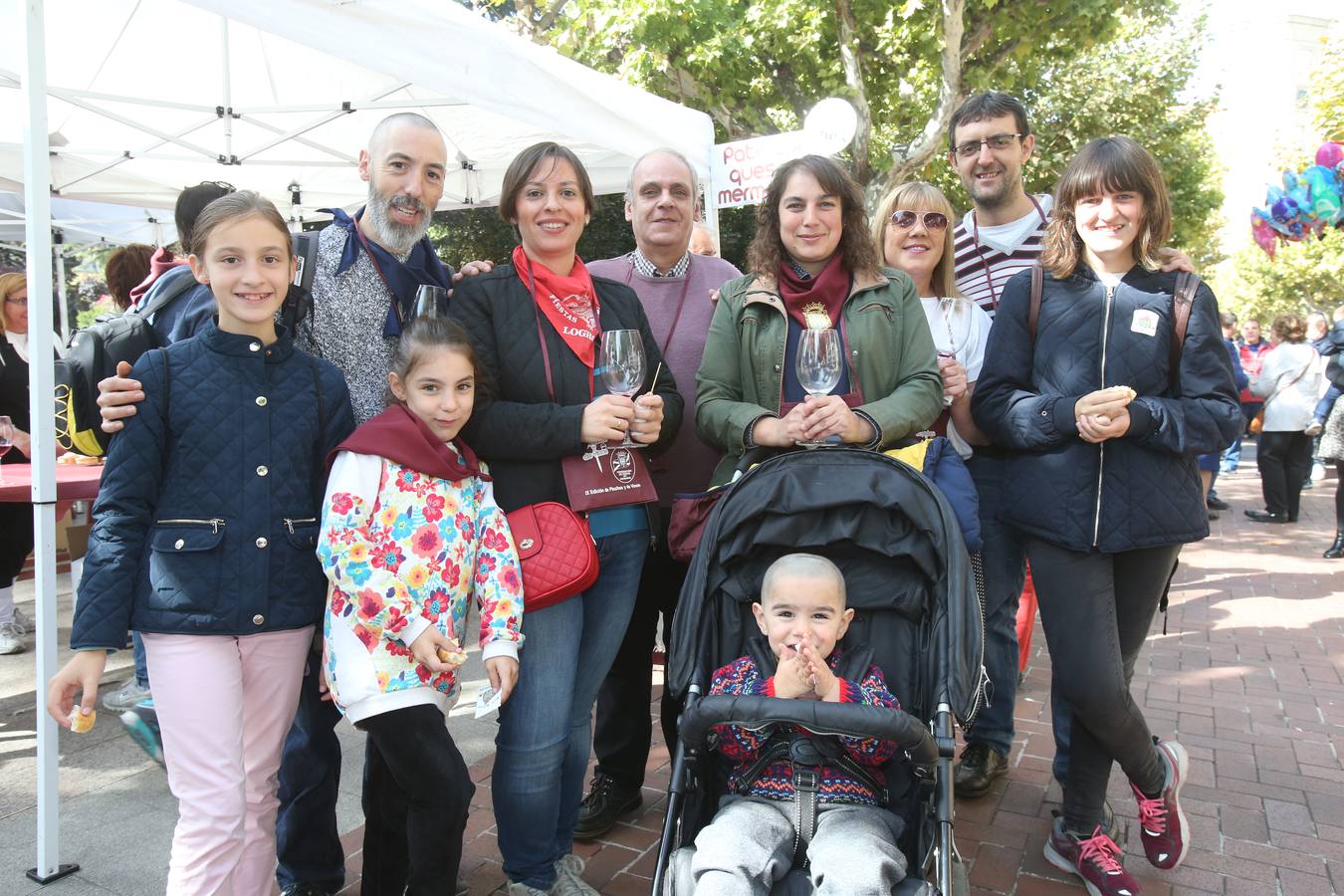 La federación de peñas de Logroño celebró en El Espolón la degustación de vinos y pinchos