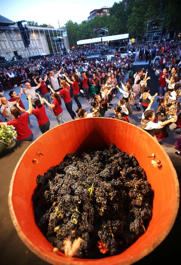 Protección Civil, cuatro peñas y el Grupo de Danzas protagonizaron el pisado popular junto a Carlos Coloma
