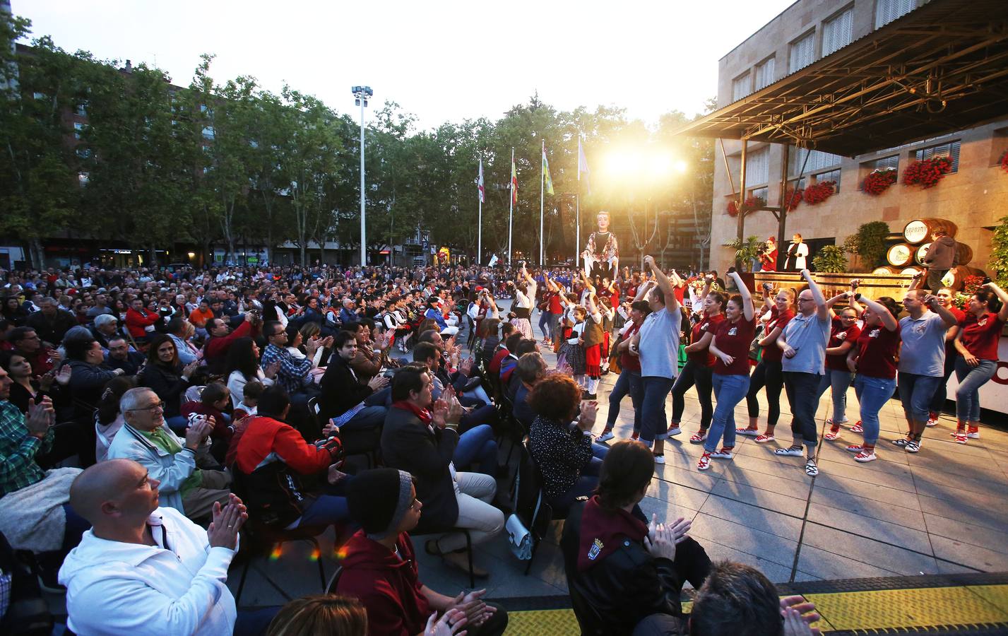 Protección Civil, cuatro peñas y el Grupo de Danzas protagonizaron el pisado popular junto a Carlos Coloma