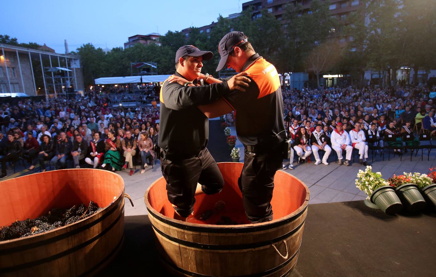 Protección Civil, cuatro peñas y el Grupo de Danzas protagonizaron el pisado popular junto a Carlos Coloma