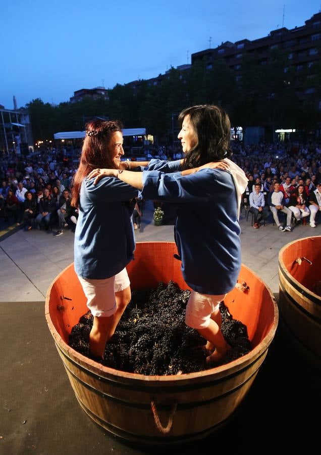Protección Civil, cuatro peñas y el Grupo de Danzas protagonizaron el pisado popular junto a Carlos Coloma