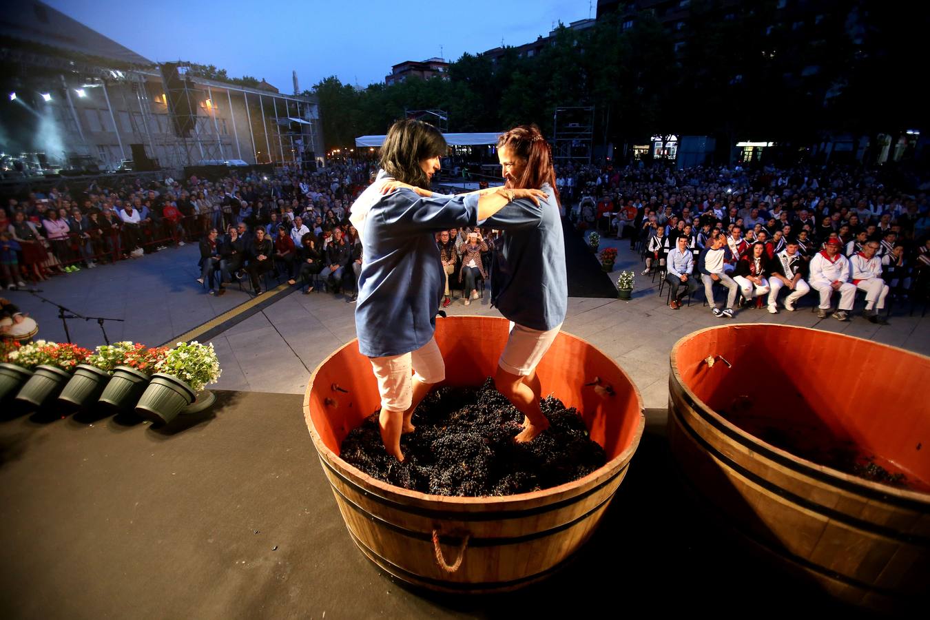 Protección Civil, cuatro peñas y el Grupo de Danzas protagonizaron el pisado popular junto a Carlos Coloma