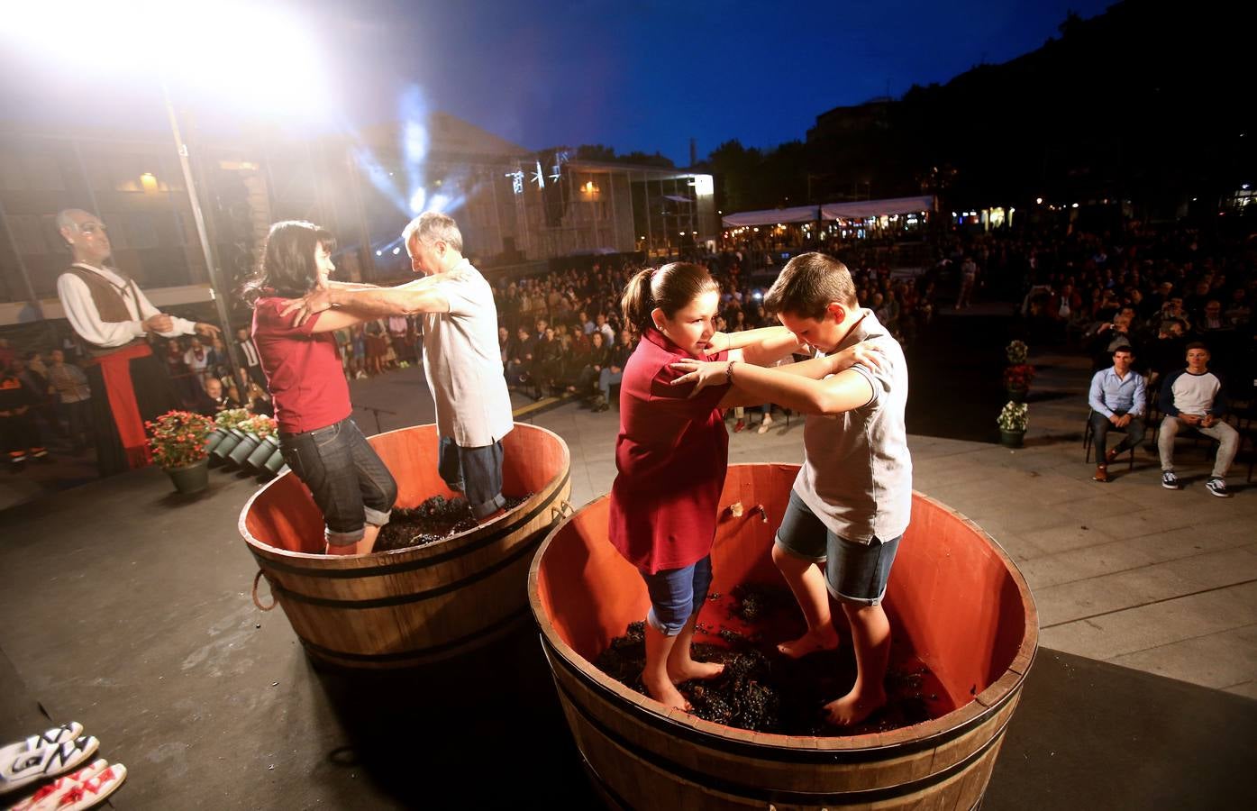 Protección Civil, cuatro peñas y el Grupo de Danzas protagonizaron el pisado popular junto a Carlos Coloma