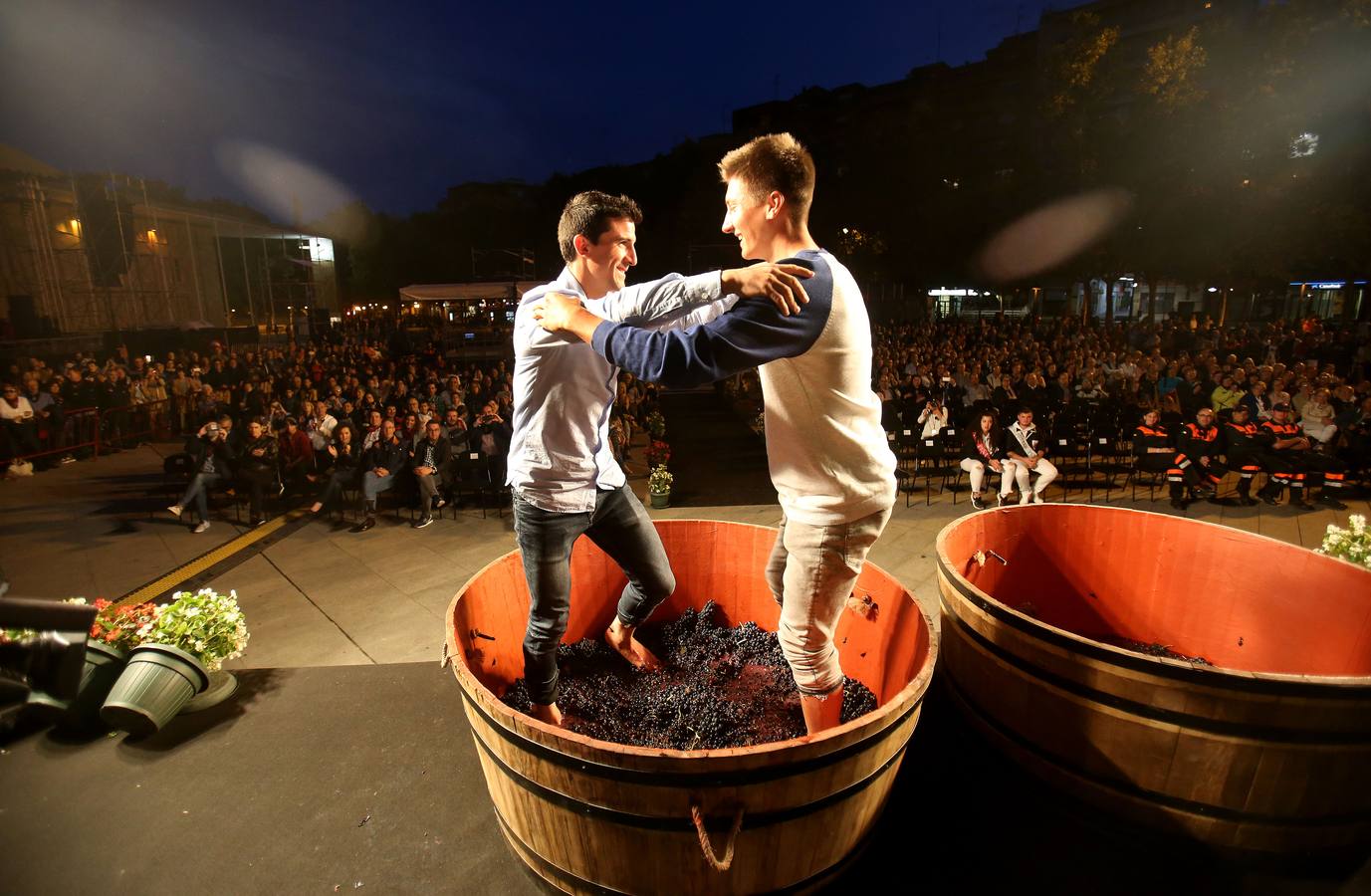 Protección Civil, cuatro peñas y el Grupo de Danzas protagonizaron el pisado popular junto a Carlos Coloma