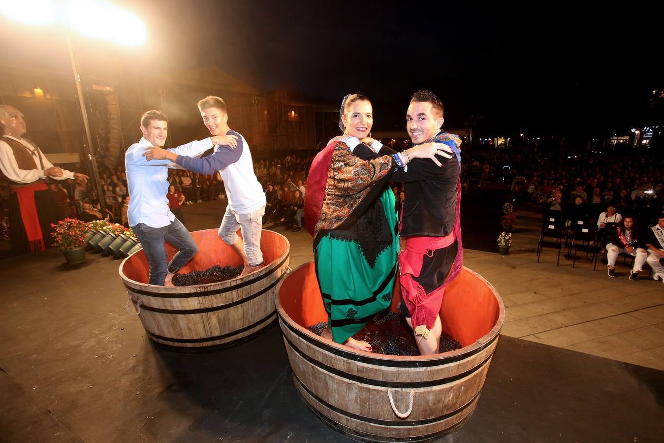 Protección Civil, cuatro peñas y el Grupo de Danzas protagonizaron el pisado popular junto a Carlos Coloma