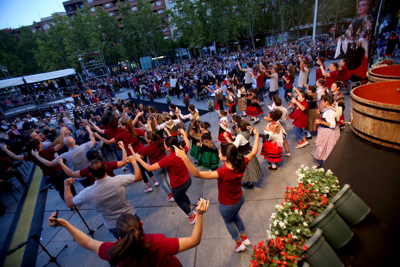 Protección Civil, cuatro peñas y el Grupo de Danzas protagonizaron el pisado popular junto a Carlos Coloma