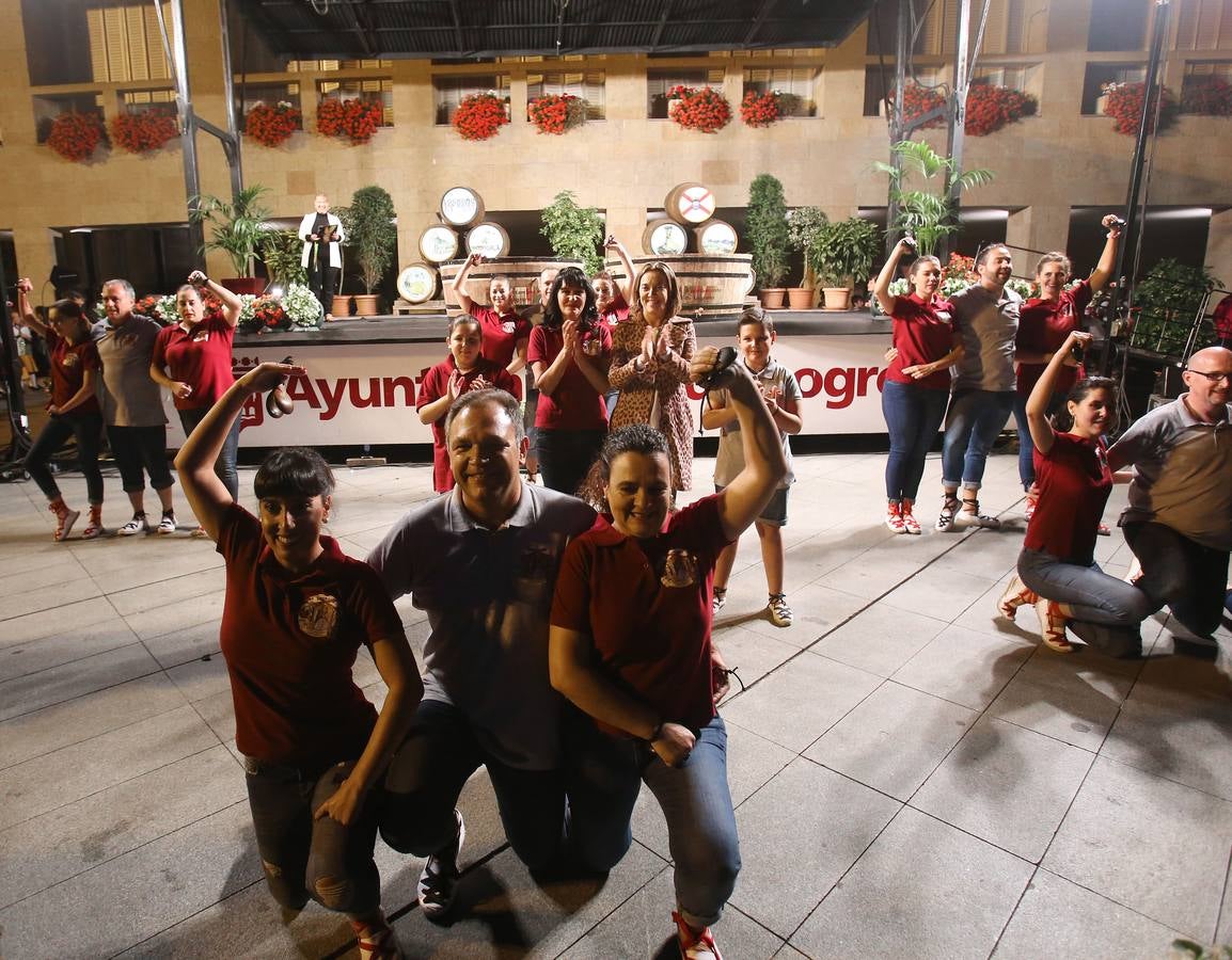 Protección Civil, cuatro peñas y el Grupo de Danzas protagonizaron el pisado popular junto a Carlos Coloma