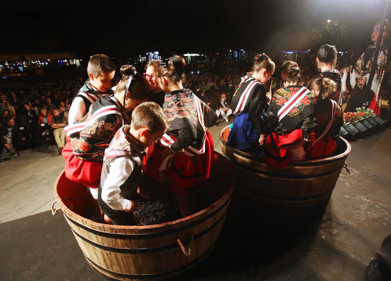 Protección Civil, cuatro peñas y el Grupo de Danzas protagonizaron el pisado popular junto a Carlos Coloma