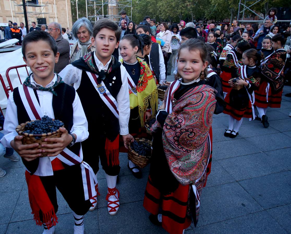Protección Civil, cuatro peñas y el Grupo de Danzas protagonizaron el pisado popular junto a Carlos Coloma