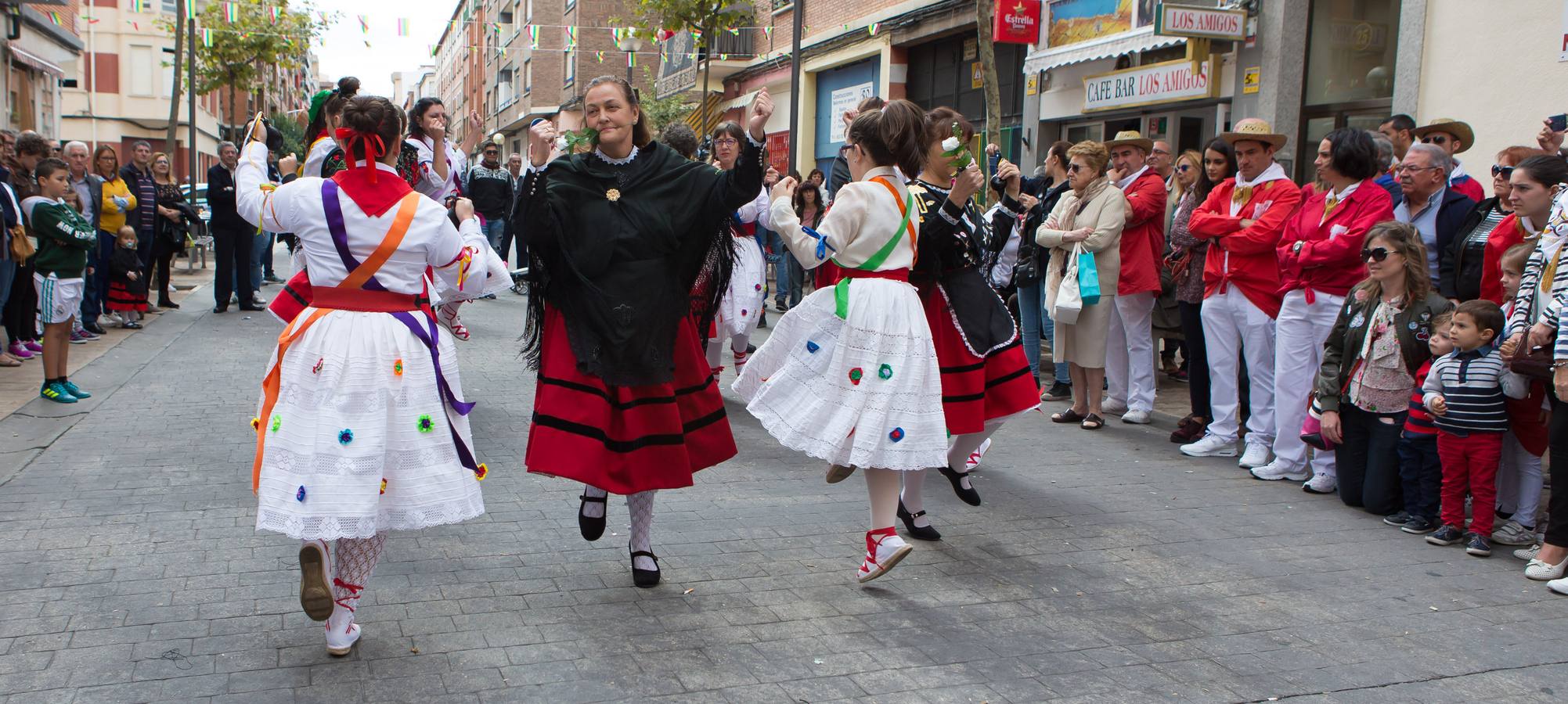 Los responsables de la compañía de marionetas Maese Villarejo han recibido el reconocimiento de la Peña Logroño por su contribución a las fiestas de San Mateo