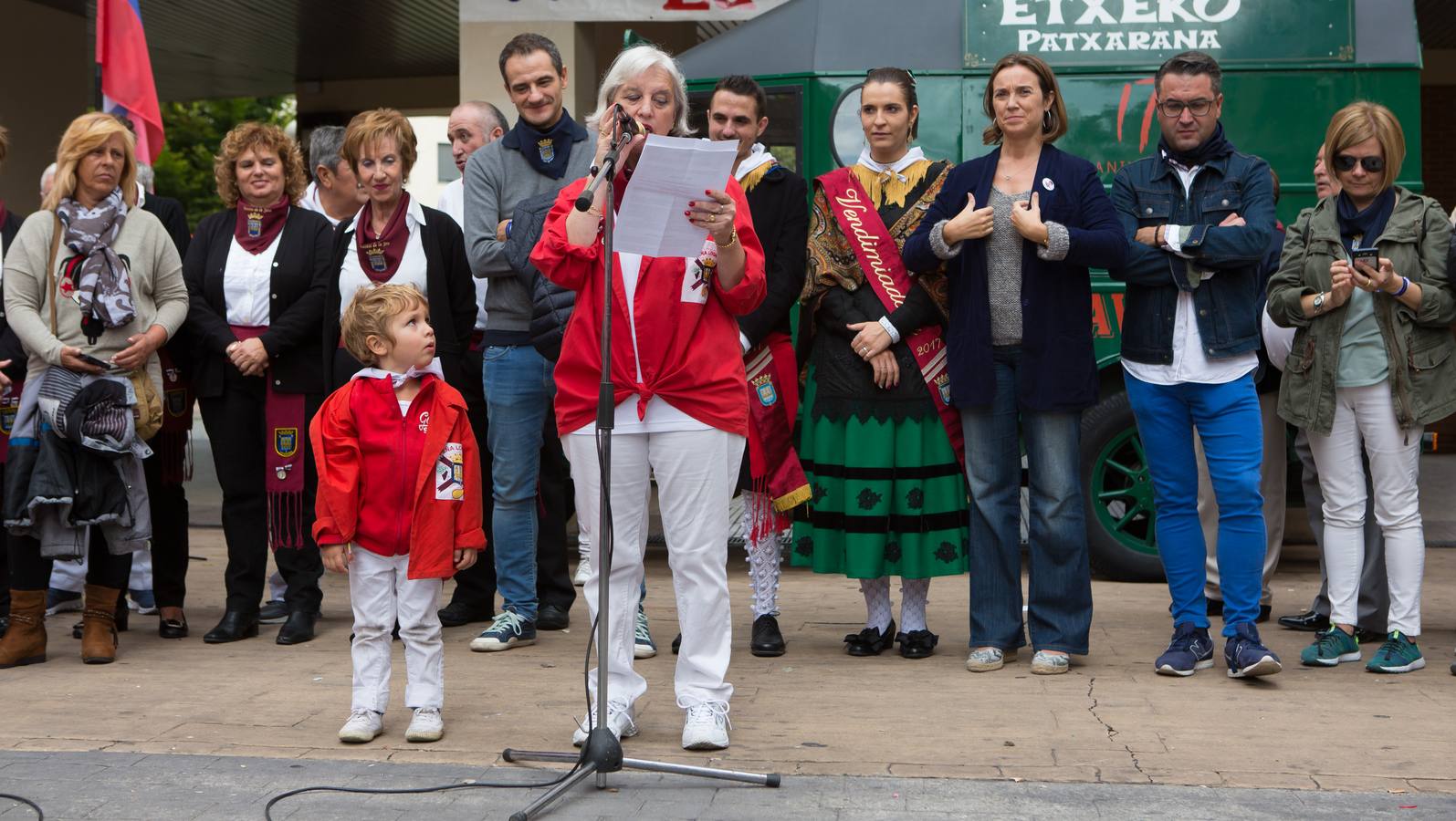 Los responsables de la compañía de marionetas Maese Villarejo han recibido el reconocimiento de la Peña Logroño por su contribución a las fiestas de San Mateo