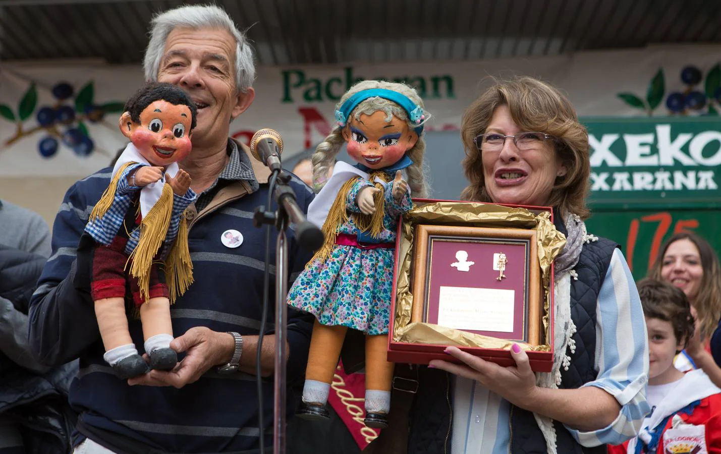 Los responsables de la compañía de marionetas Maese Villarejo han recibido el reconocimiento de la Peña Logroño por su contribución a las fiestas de San Mateo