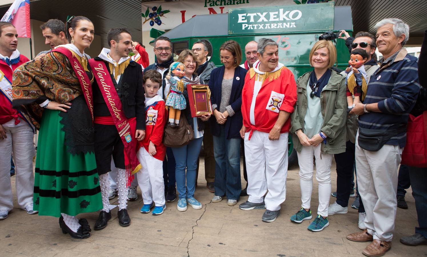 Los responsables de la compañía de marionetas Maese Villarejo han recibido el reconocimiento de la Peña Logroño por su contribución a las fiestas de San Mateo